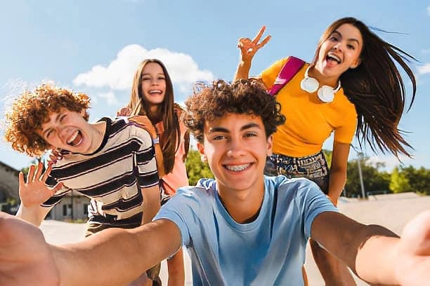 Uśmiechnięci studenci uczący się angielskiego